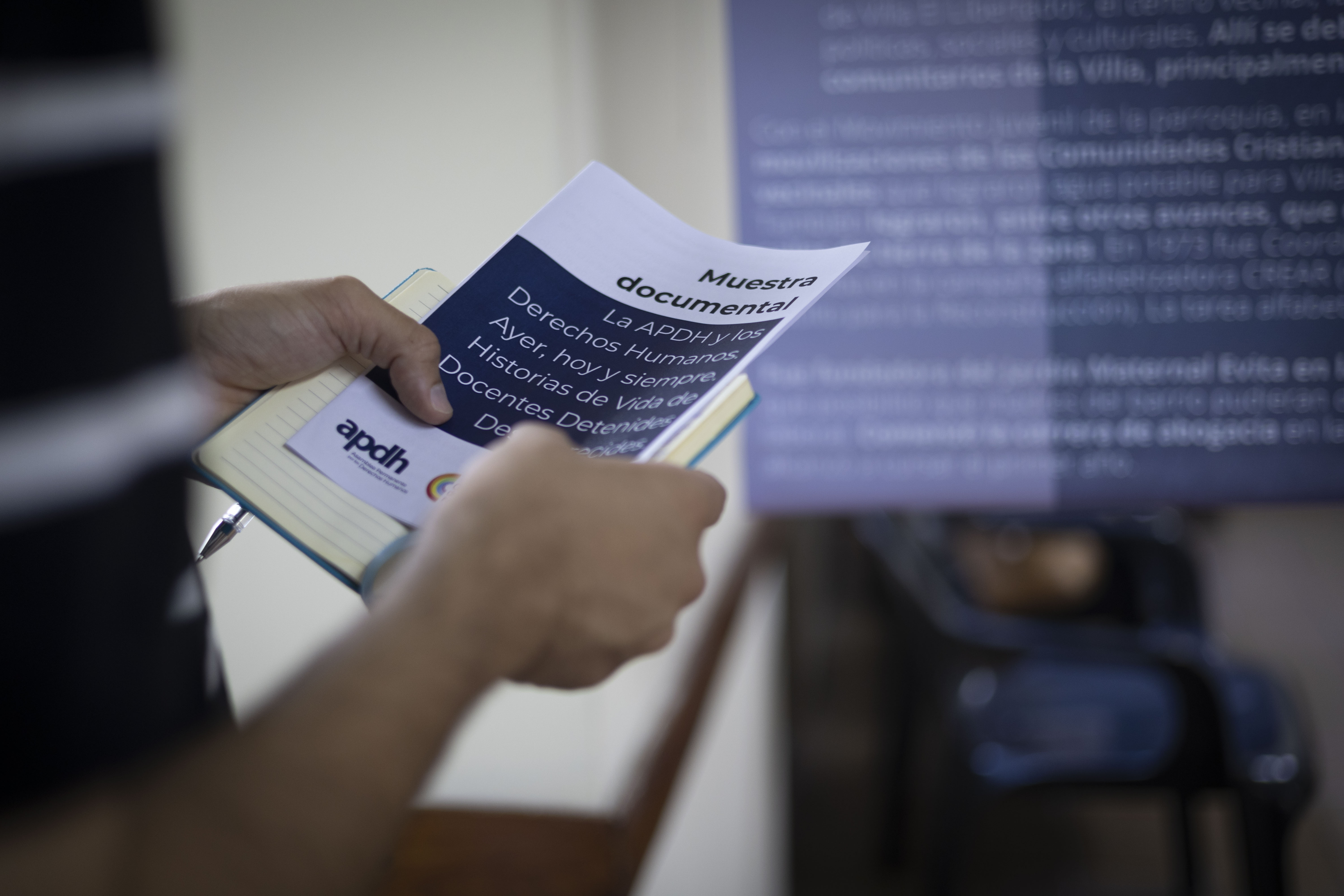 Imagen del díptico de la muestra en la manos de un visitante