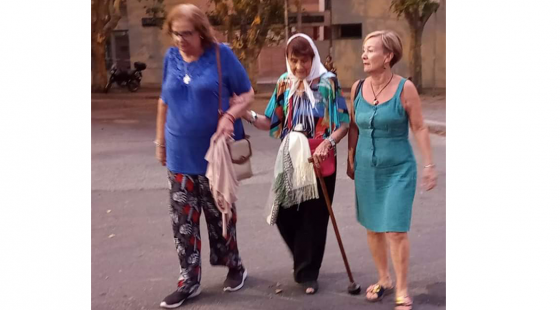 María Luján en el margen izquierdo de la foto acompañando a Taty Almeida y Patricia Galván